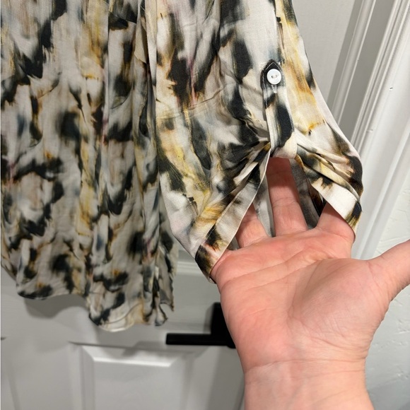 Trendy Women's Abstract Print Blouse with Half Button-Up Front and Roll-Up Tabs - Picture 4 of 6